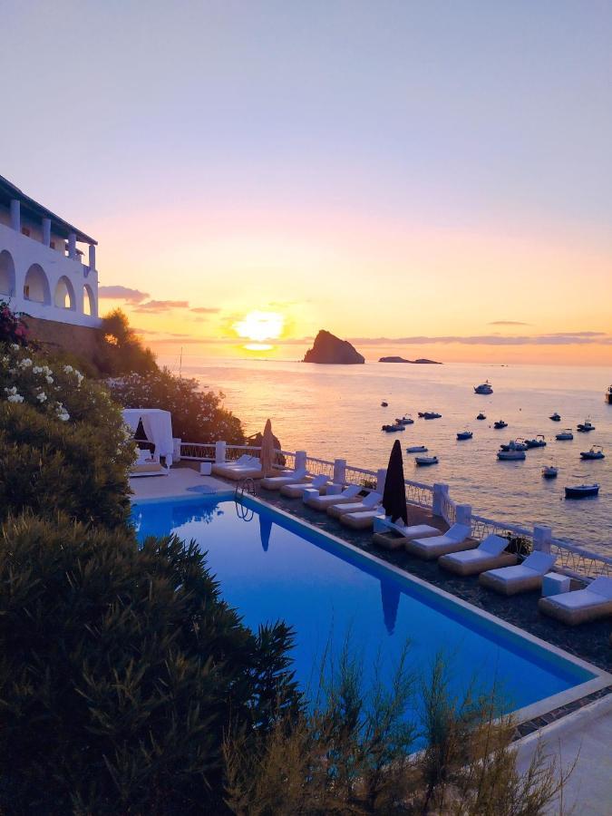 La Piazza Luxury & 4* Panarea