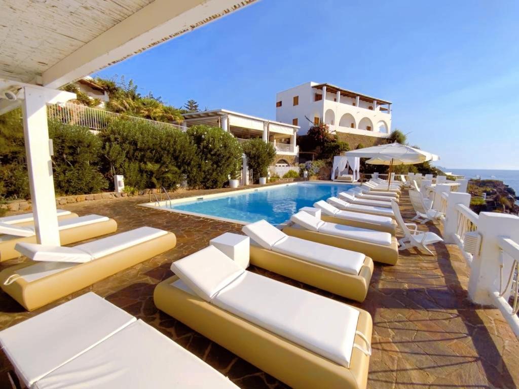 La Piazza Luxury & 4* Panarea