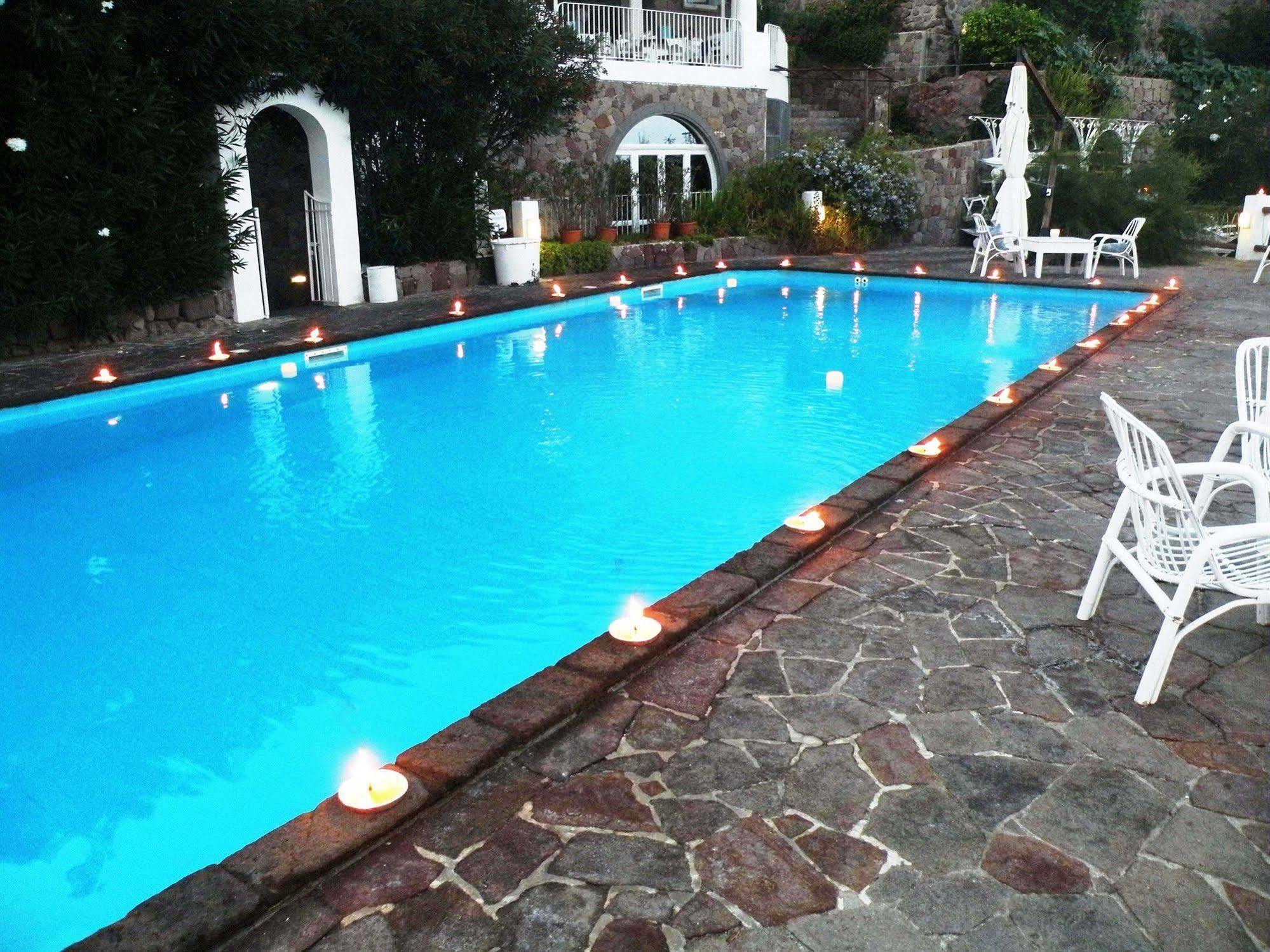 La Piazza Luxury & 4* Panarea